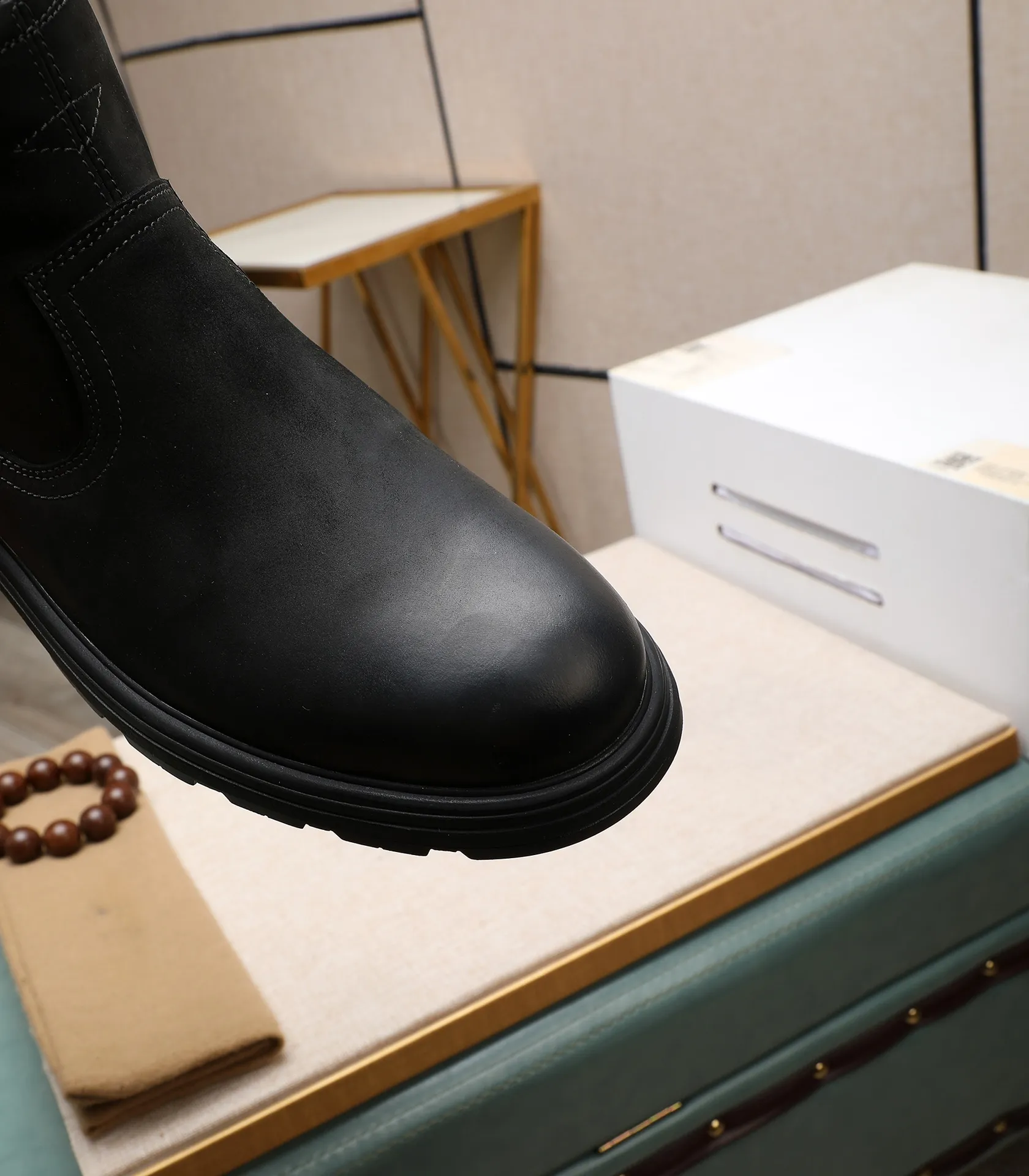 Men's men's shoes💰640 UGG (100% genuine wool lining, 10% off for fake ones) Please pay attention to the quality of the original order and compare the thickness of the wool🏮🏮Hot-selling UGG from Australia's warm luxury brand men's shoes, the official website is synchronized, Beckham men's style..., made of imported top-layer waxed cowhide, waxed toe cap, Australian real wool velvet lining Carefully sewn...Imported rubber Martin boots outsole (comfortable, soft and wear-resistant). I really like the quality..Exquisite workmanship. You can't put it down at first sight. Size 39-44